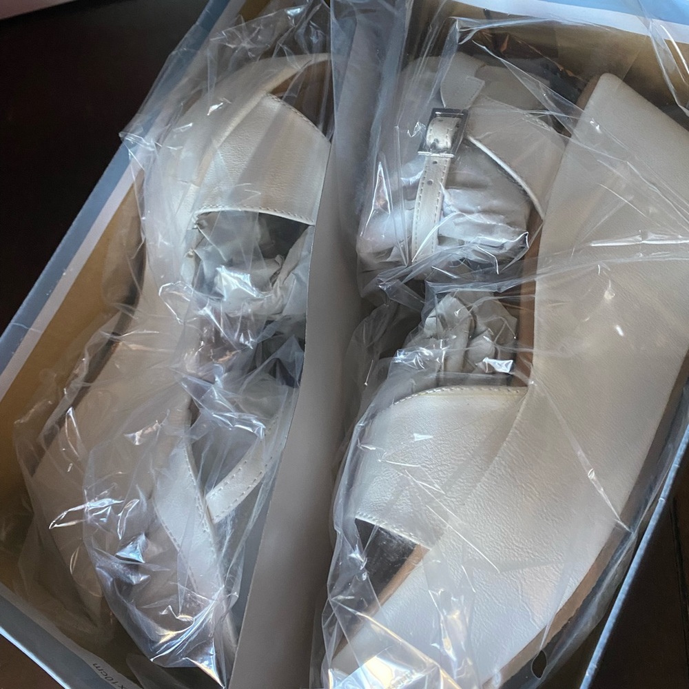 NIB US 8 White Soda Platform Sandals